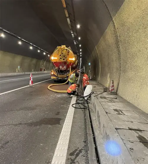 札达隧道排水渠清淤